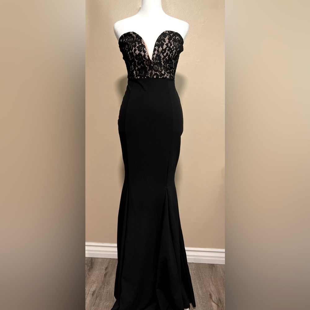 Elegant Black Lace Evening Gown